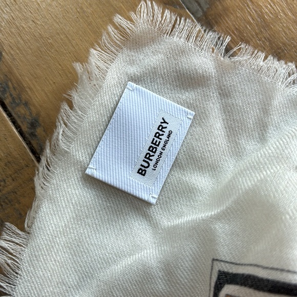 Burberry Cashmere Monkey Scarf. NWT never worn - Picture 6 of 8